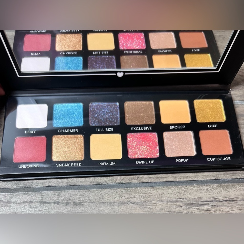 Boxy Charm palette *NEW* Hello Charmer glitter,‎ shimmer 12 shades of eyeshadow